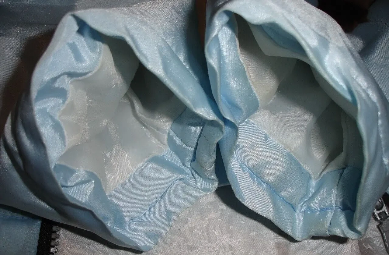 КУРТКА 44 р. голуба; утеплена синтепоном; молодіжна. Для дівчат. 5