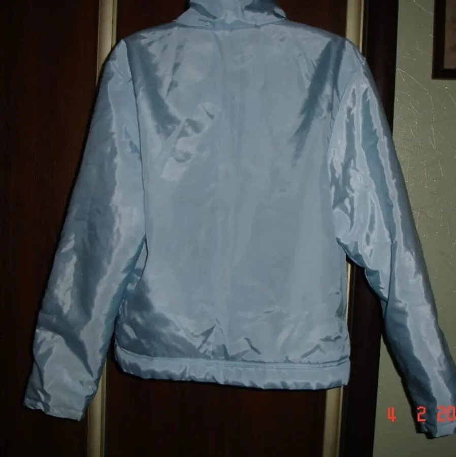 КУРТКА 44 р. голуба; утеплена синтепоном; молодіжна. Для дівчат. 4