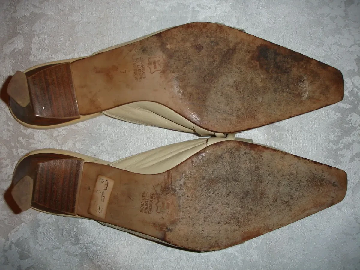 Босоножки/ШЛЬОПАНЦІ 39 р., ШКІРА, світлий беж, закриті. Для дівчат. 9