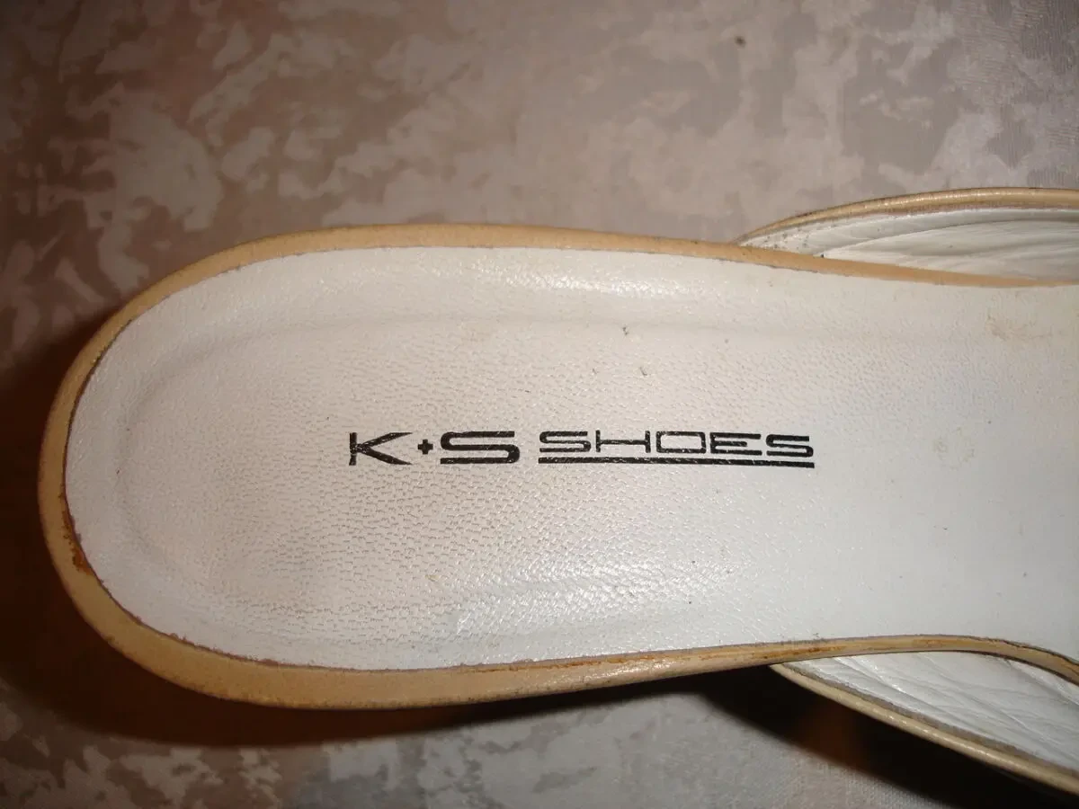 Босоножки/ШЛЬОПАНЦІ 39 р., ШКІРА, світлий беж, закриті. Для дівчат. 6