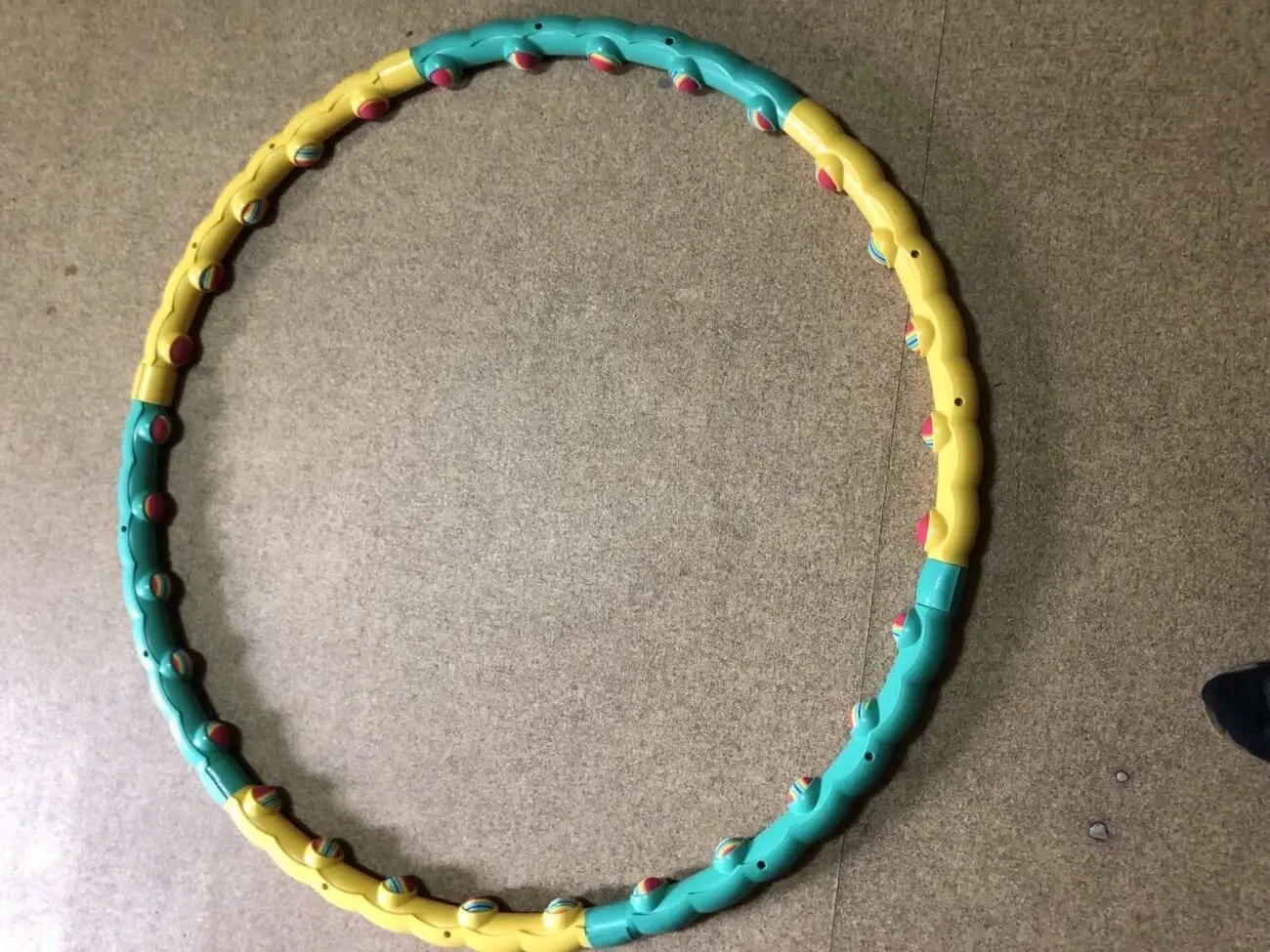 Обруч с массажными шариками 3