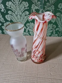 Вази із кольорового скла.