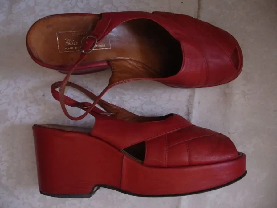 Босоножки/БОСОНІЖКИ 40р.(27см),червоні, ШКІРА,Італія,танкетка,відкриті