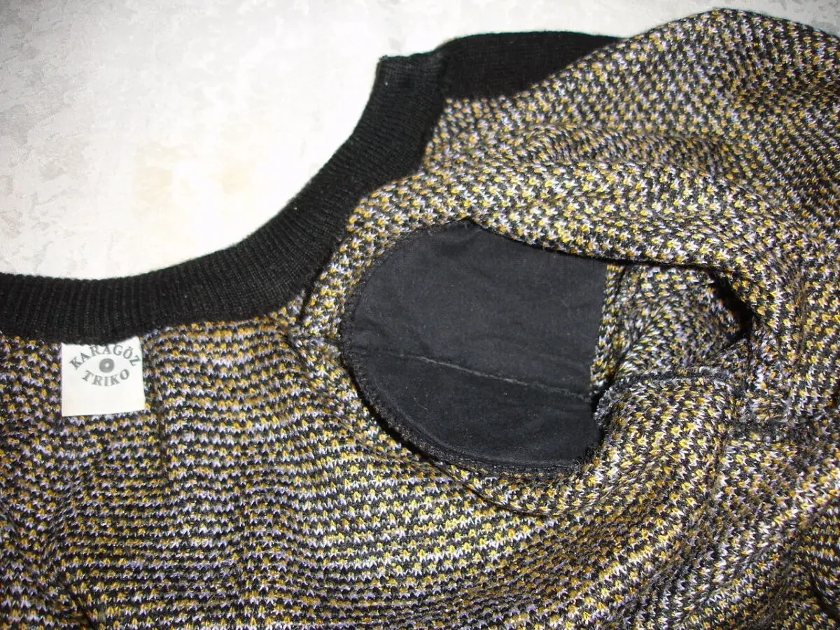 КОФТА/светр М-ка, на ґудзики, фон чорний, абстракція. Туреччина. 7