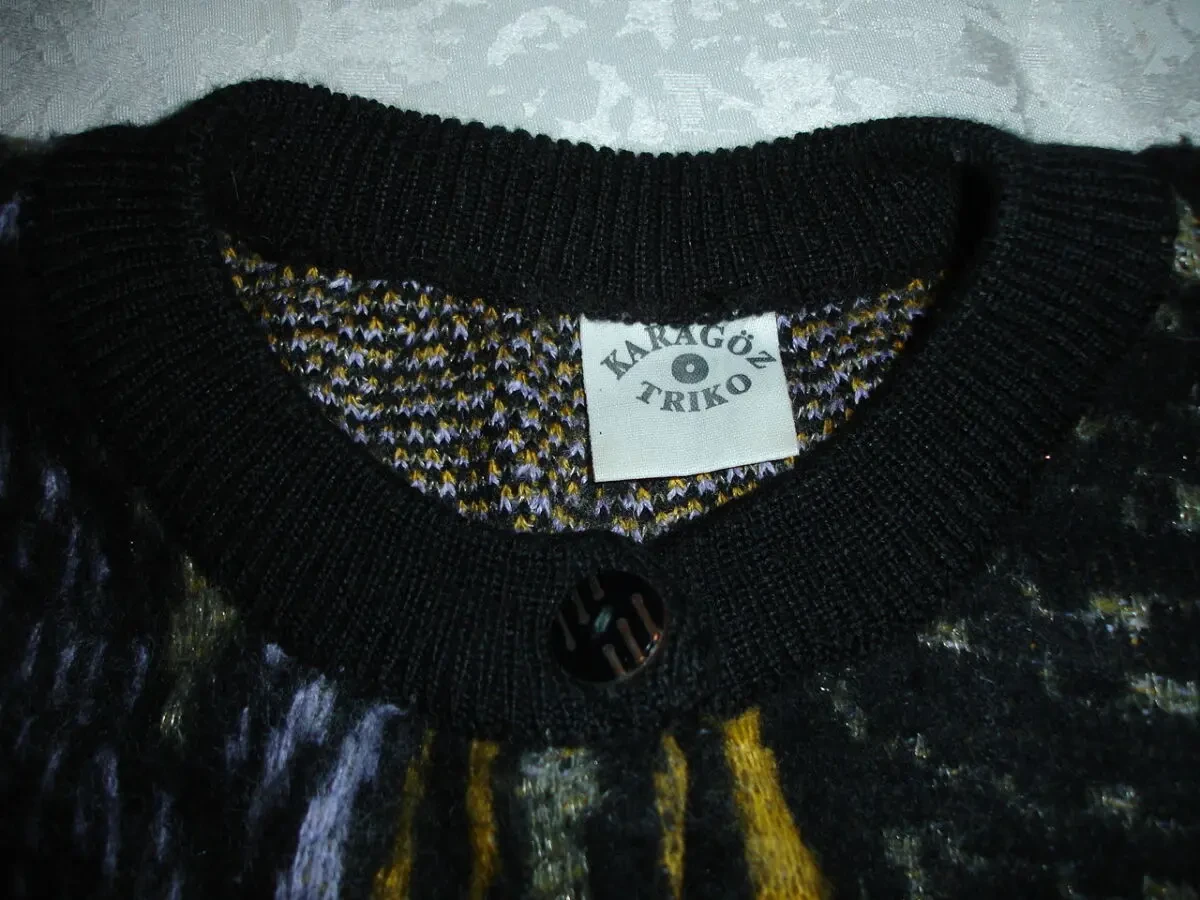 КОФТА/светр М-ка, на ґудзики, фон чорний, абстракція. Туреччина. 3