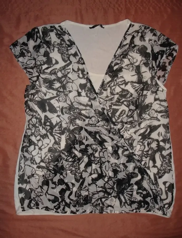 Блуза/БЛУЗКА М-ка по типу футболки, George, фон білий + накидка. НОВА 2