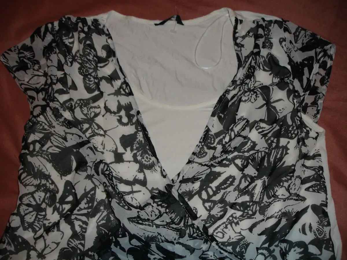 Блуза/БЛУЗКА М-ка по типу футболки, George, фон білий + накидка. НОВА 3