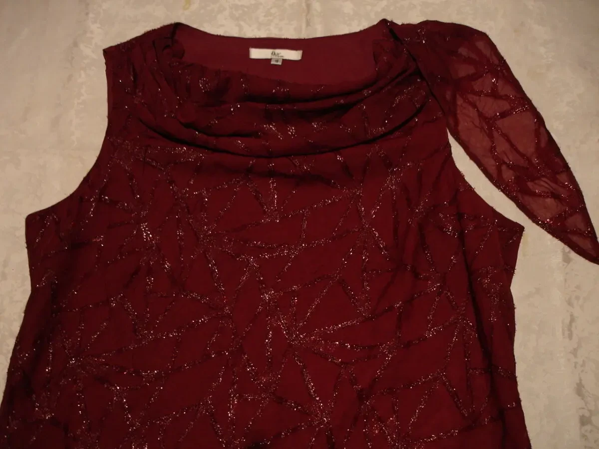 Блуза/БЛУЗКА М-ка, бордова, ефектна, гіпюрова, без рукавів. НОВА.