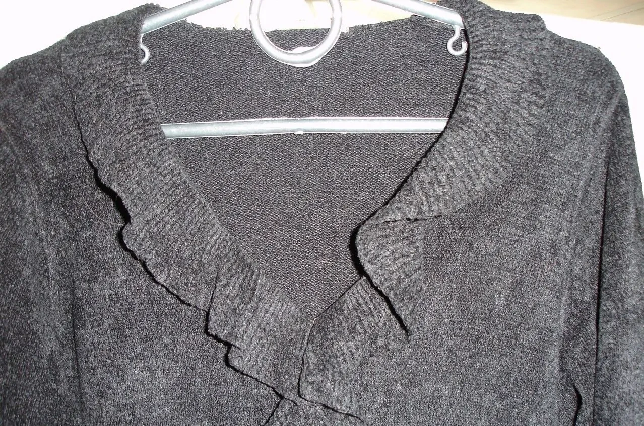 Свитер/СВЕТР/кофта М-ка, ЧОРНА, з рюшами. Для дівчат. 2