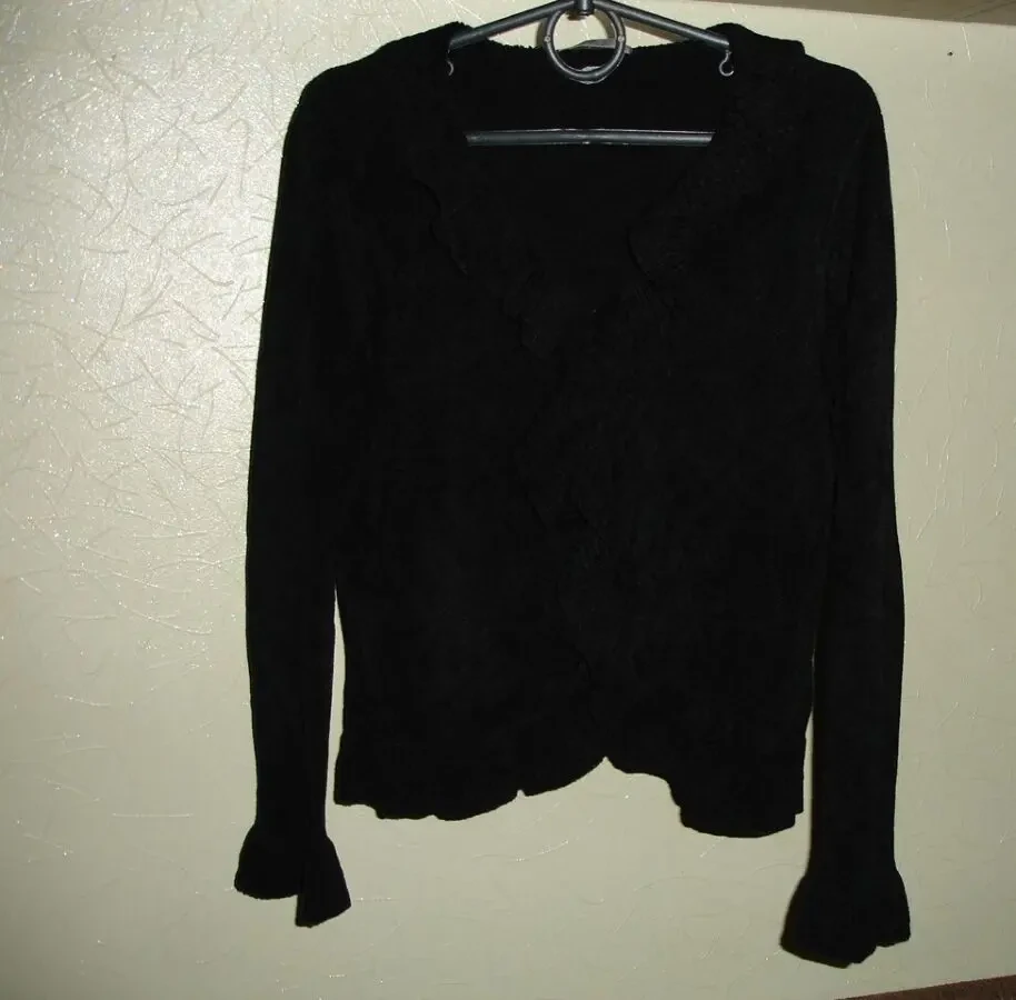 Свитер/СВЕТР/кофта М-ка, ЧОРНА, з рюшами. Для дівчат.