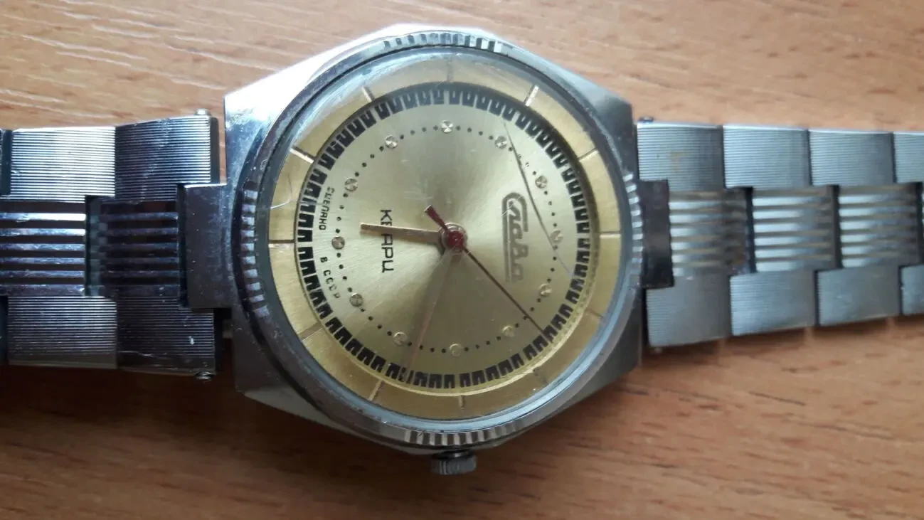 Наручные часы и секундомер времени СССР