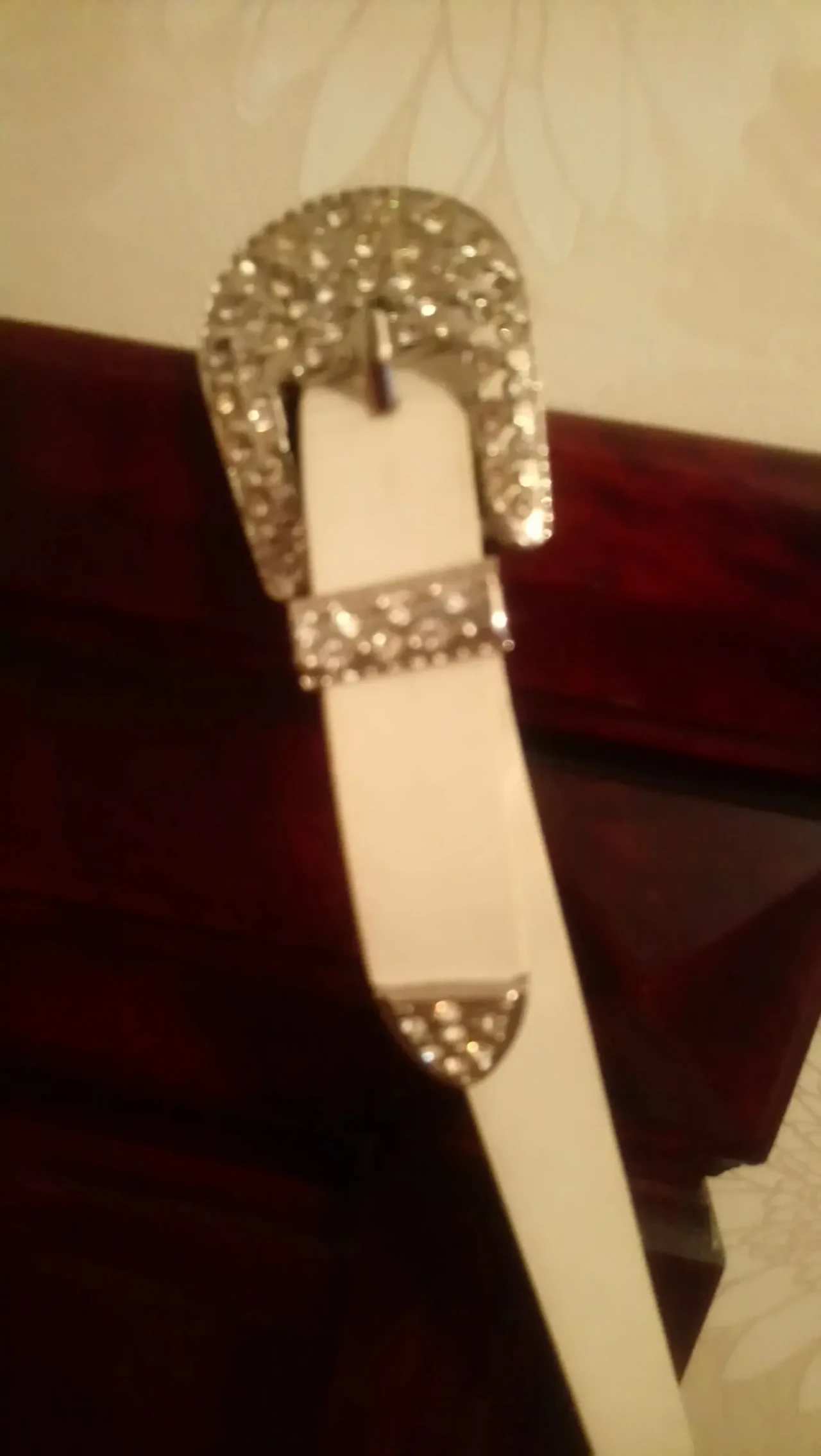 Красивый белый из натуральной кожи пояс с белыми камнями. Италия