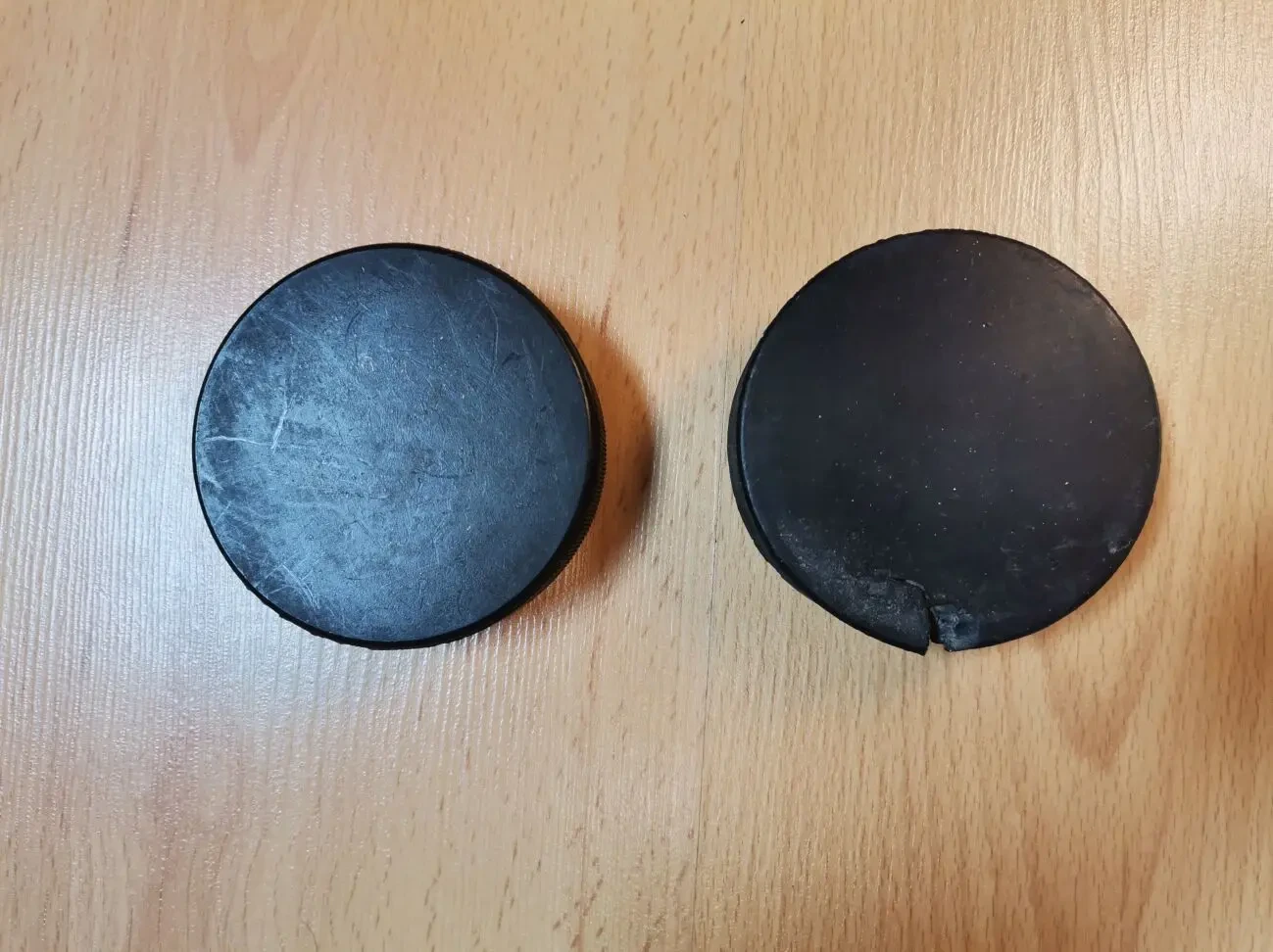 Шайба для хокею вінтажна. Діаметр - 76 мм та 60 мм 2