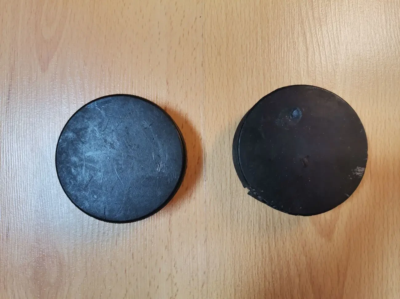 Шайба для хокею вінтажна. Діаметр - 76 мм та 60 мм