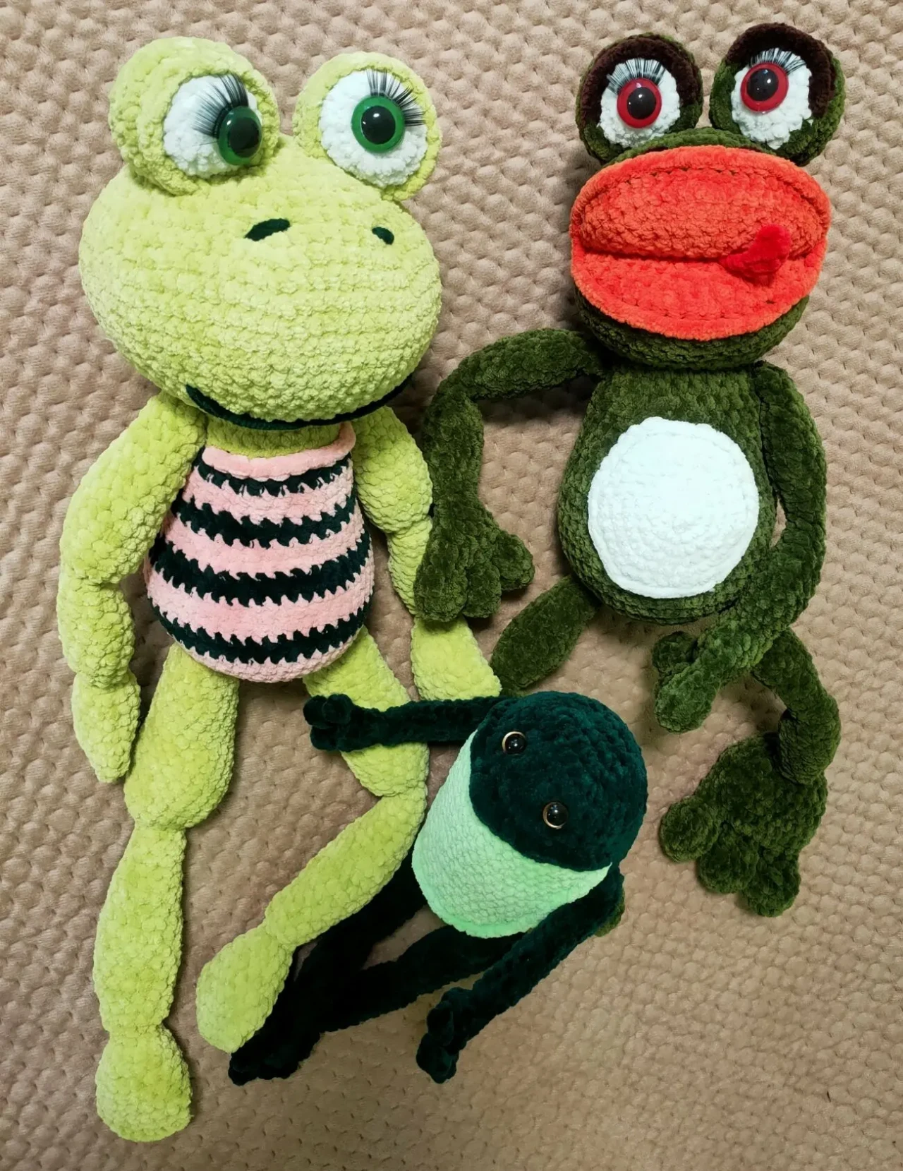 іграшка вязана зелена жаба