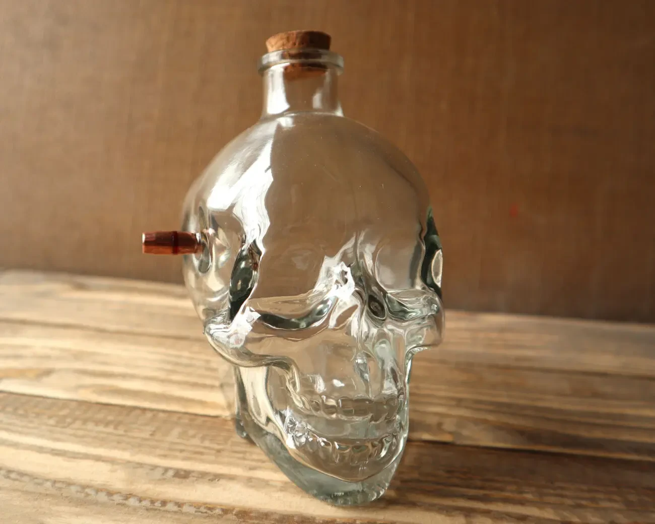 Скляний череп, графин для напоїв, з кулею.