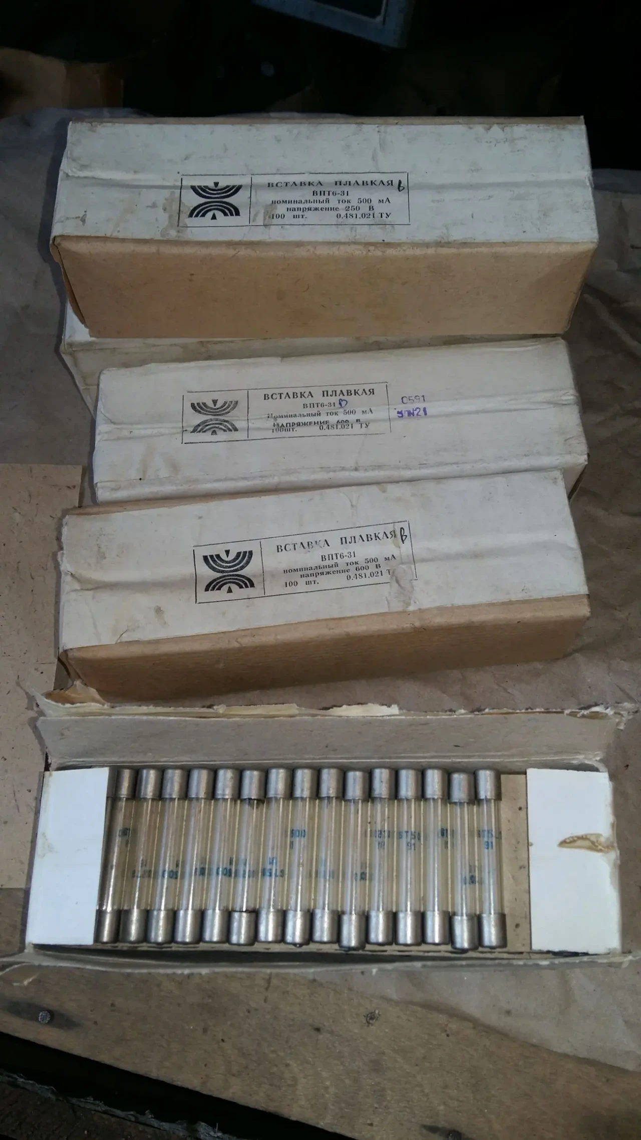 Продам вставки плавкие ВПТ6-31в 0,5А, 600в, цена 1,20 -2,50грн 2