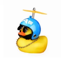 Качка , гумова качка в синьому шоломі з пропеллером