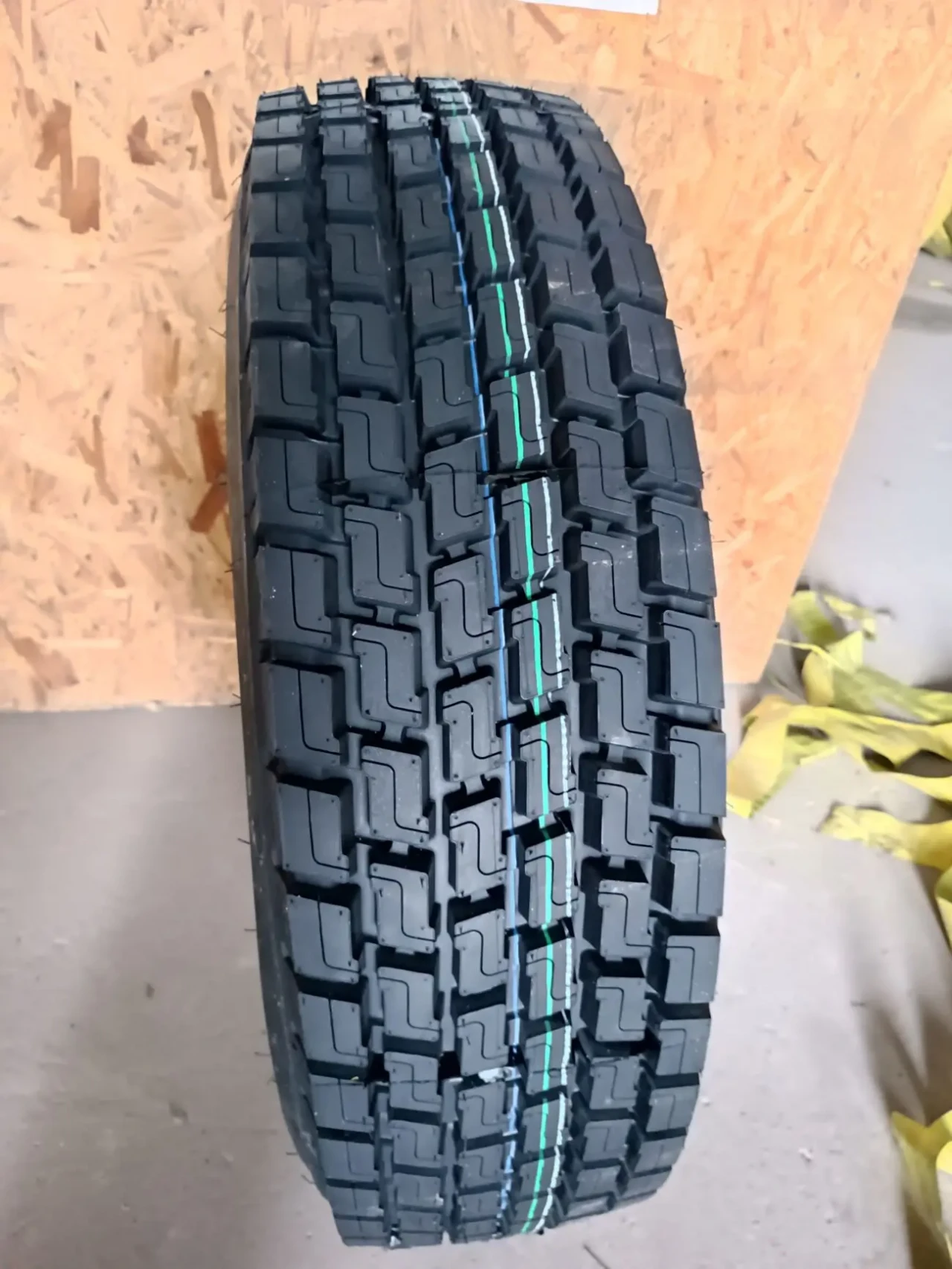 Шини гумові для вантажних автомобілів склад Дніпро 4