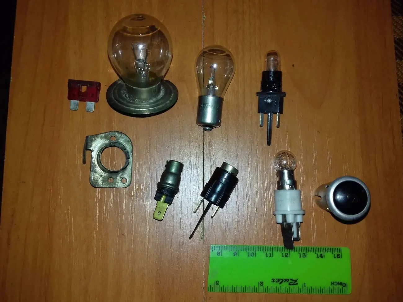 Лампочки для автомобіля та іншого.