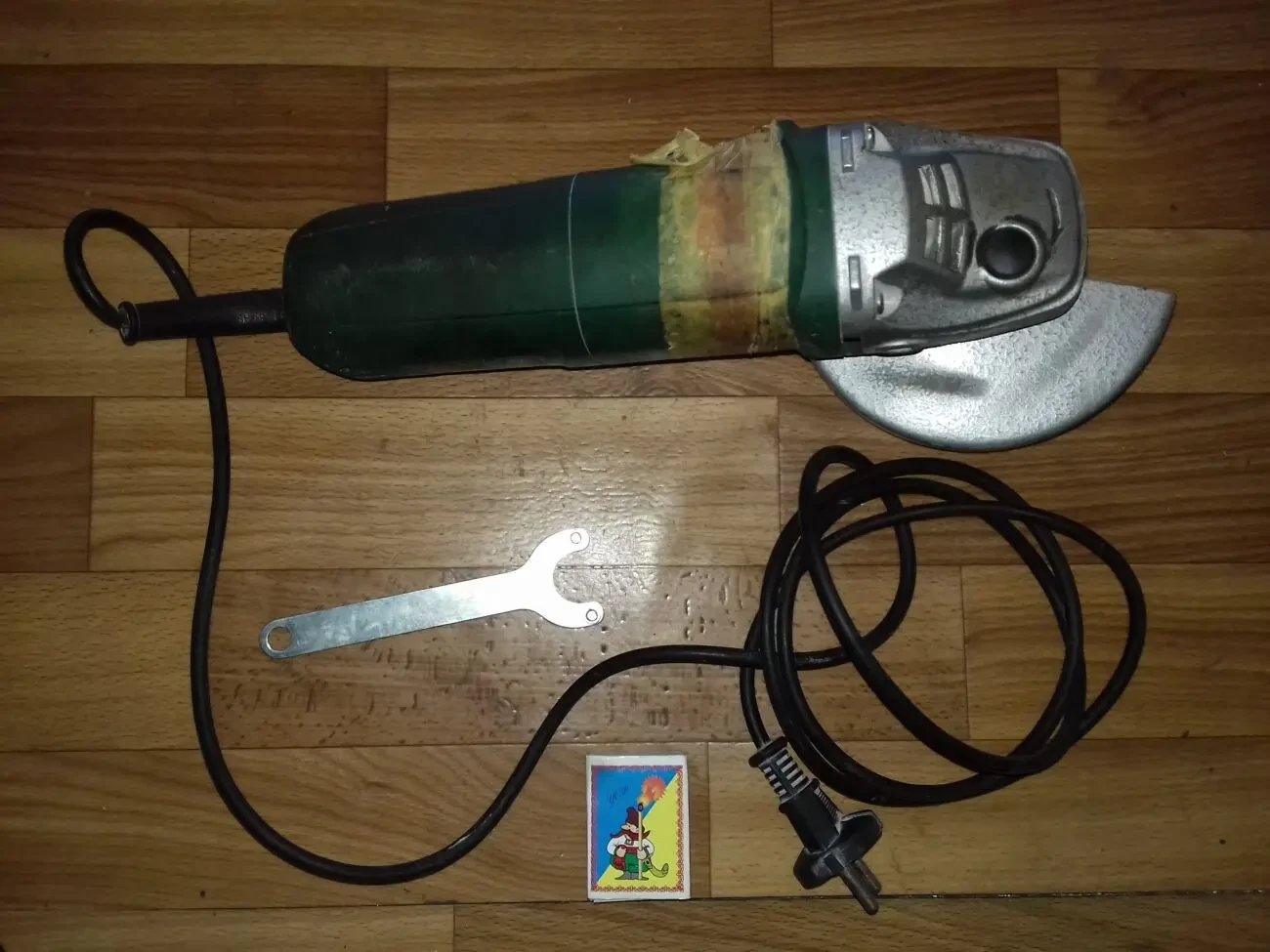 Шліфовальна машинка. Болгарка DWT 860w дрель