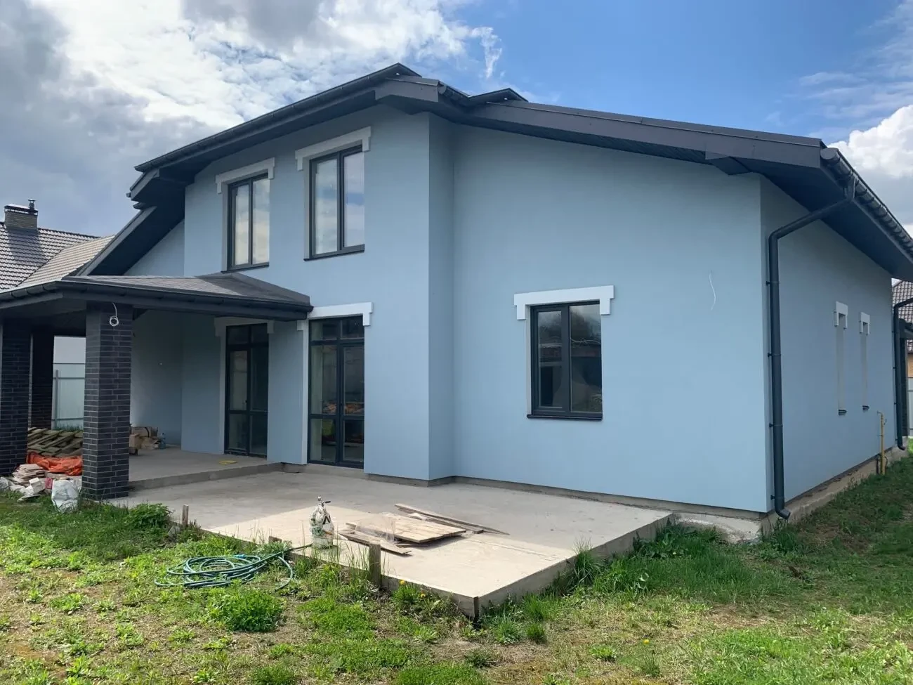 Гарний будинок поряд ліс 2