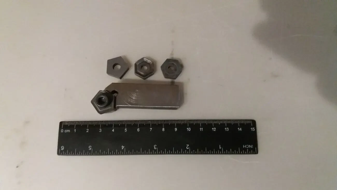 Токарный резец под сменные пластины.