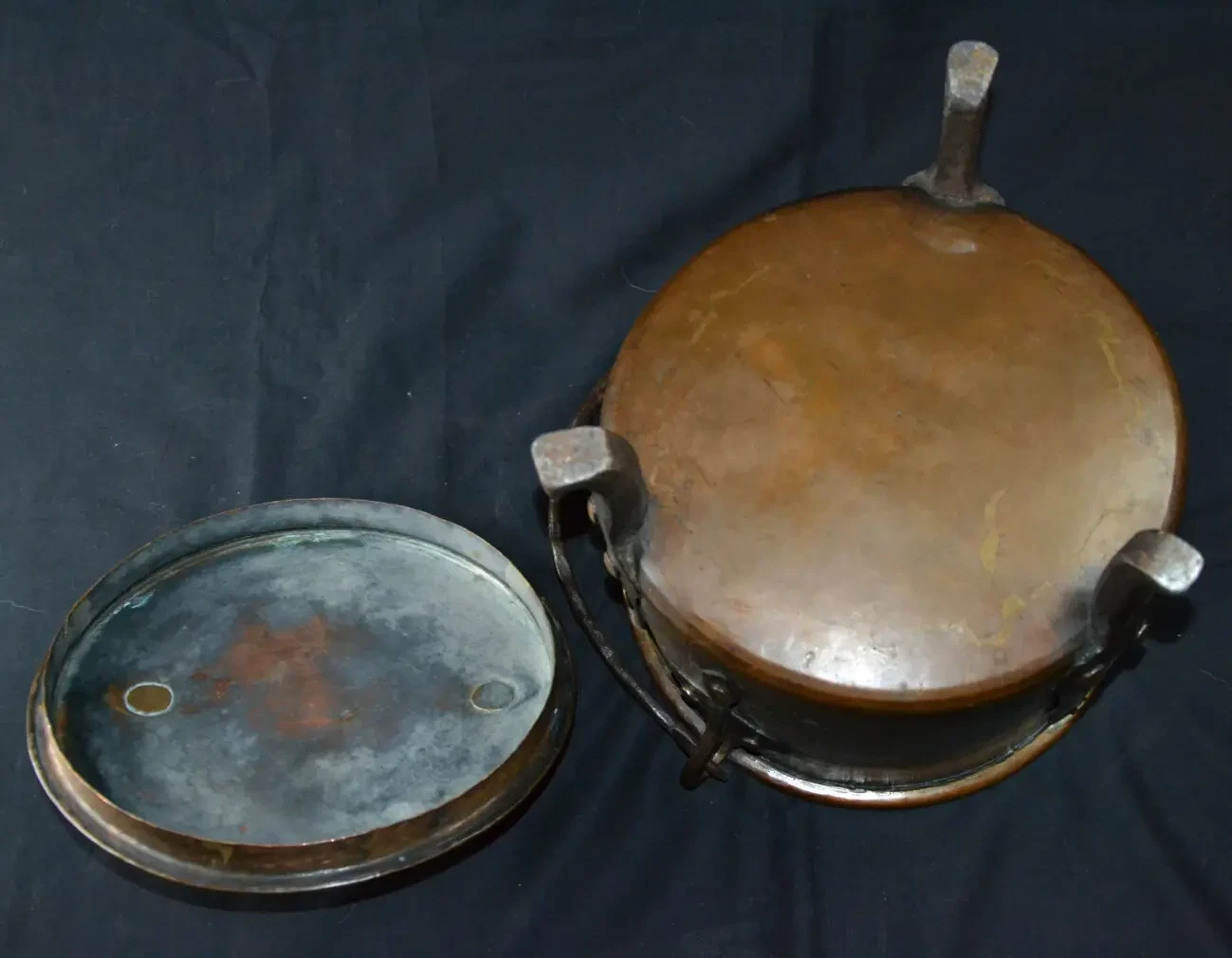 Большая антикварная карстрюля Материалы: медь.железо. 19 века Размер: 3