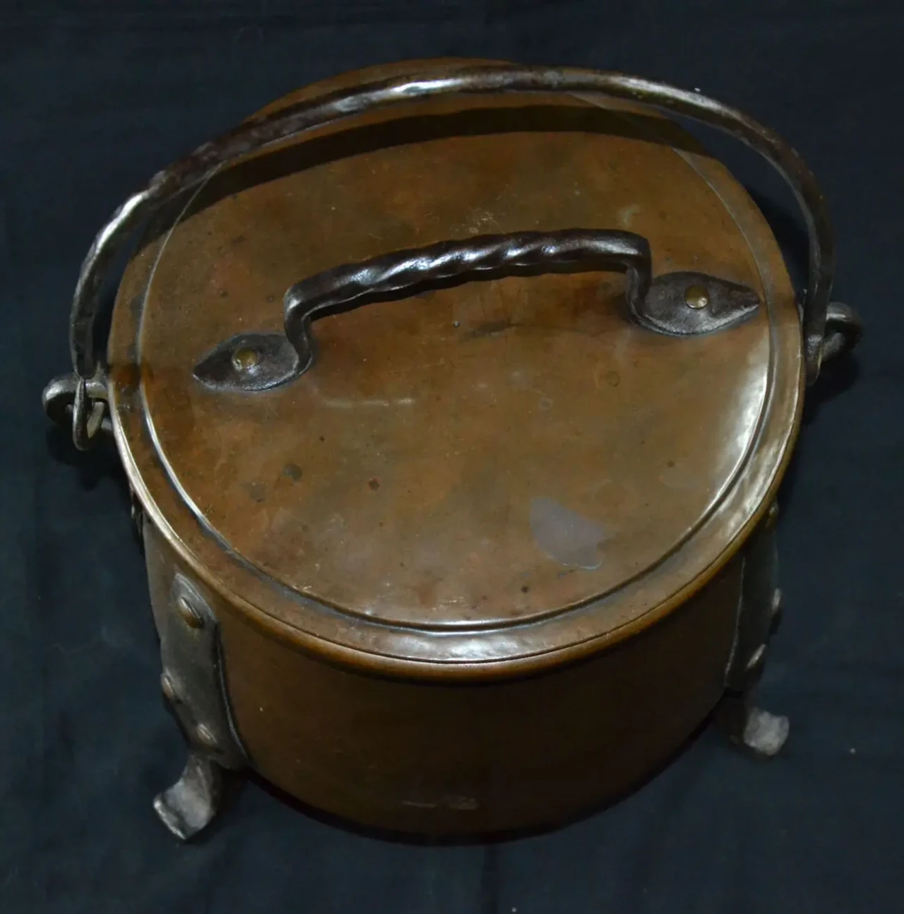 Большая антикварная карстрюля Материалы: медь.железо. 19 века Размер: 2