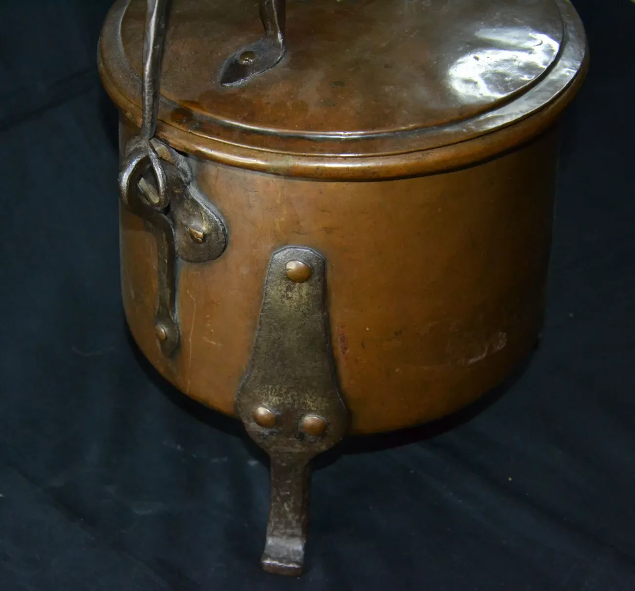 Большая антикварная карстрюля Материалы: медь.железо. 19 века Размер: 4