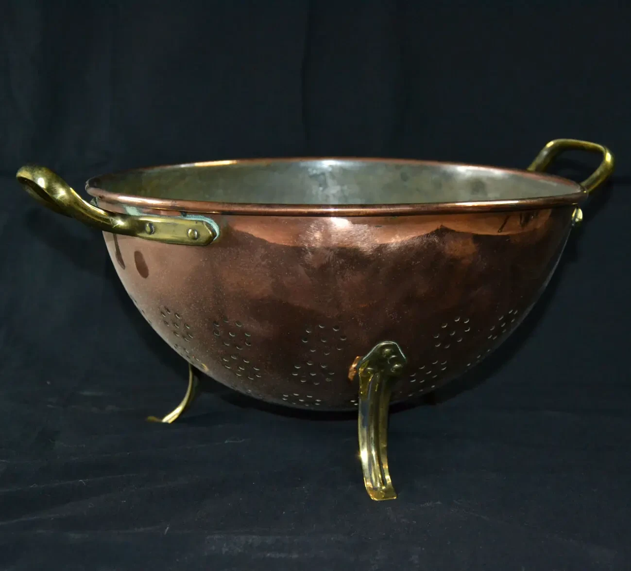 Большой медный старинный дуршлаг. 3