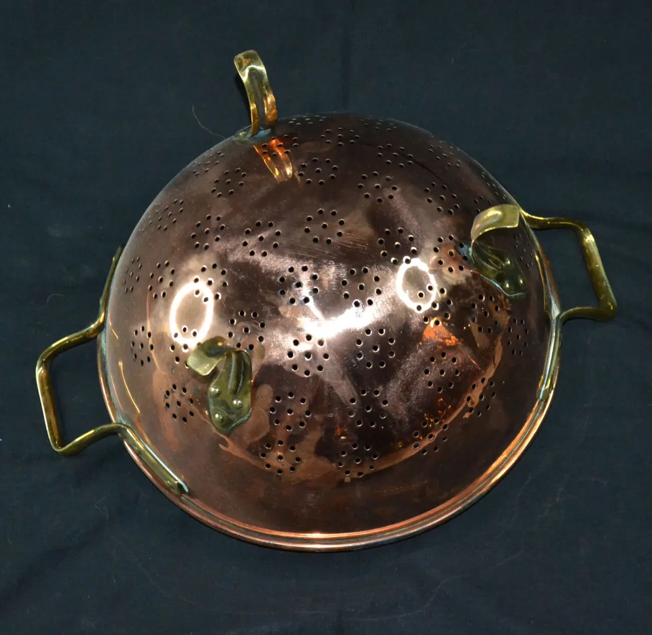 Большой медный старинный дуршлаг. 4