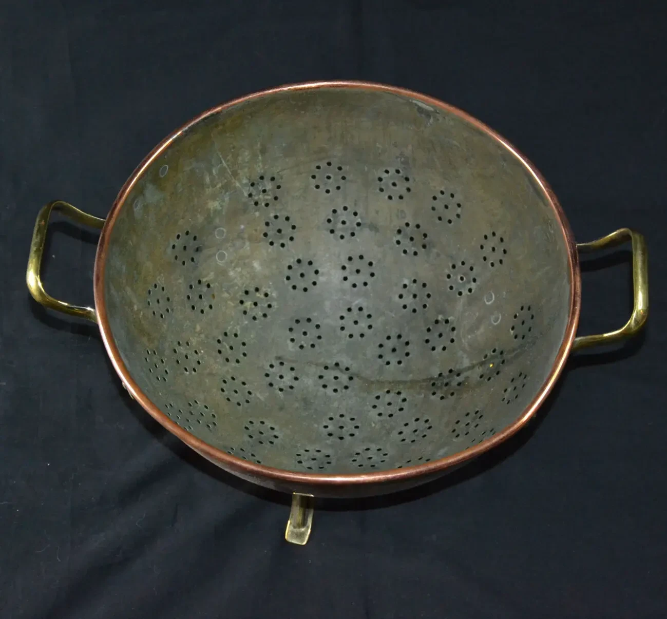 Большой медный старинный дуршлаг. 2