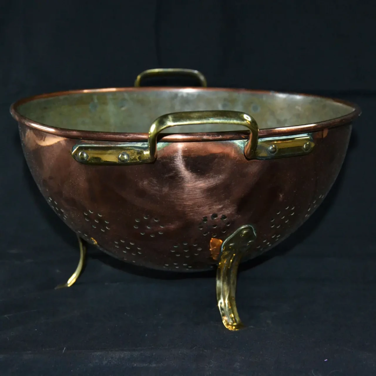 Большой медный старинный дуршлаг.