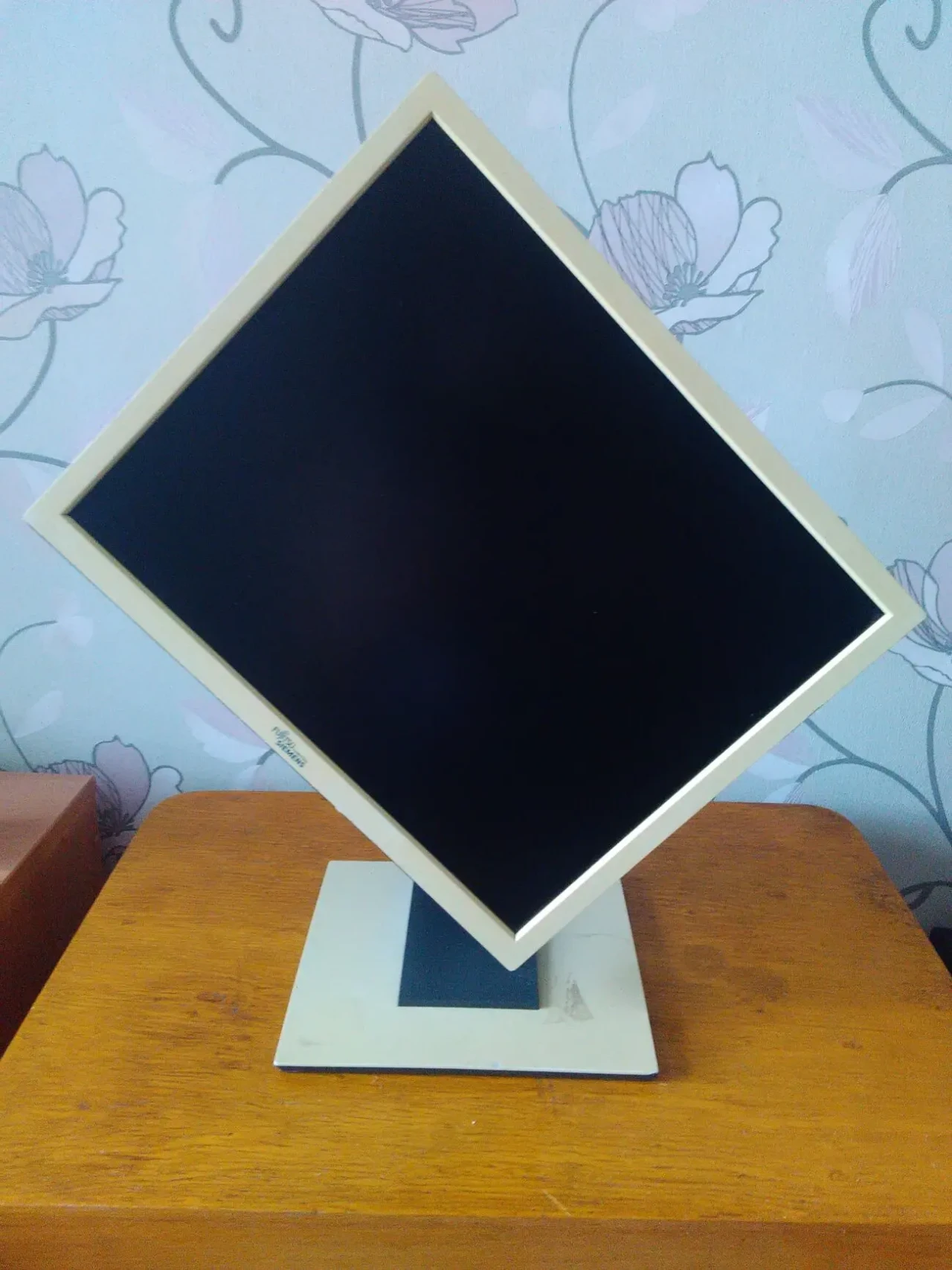 Монитор Fujitsu Siemens B19-3 + 15 DVD дисков с фильмами 4