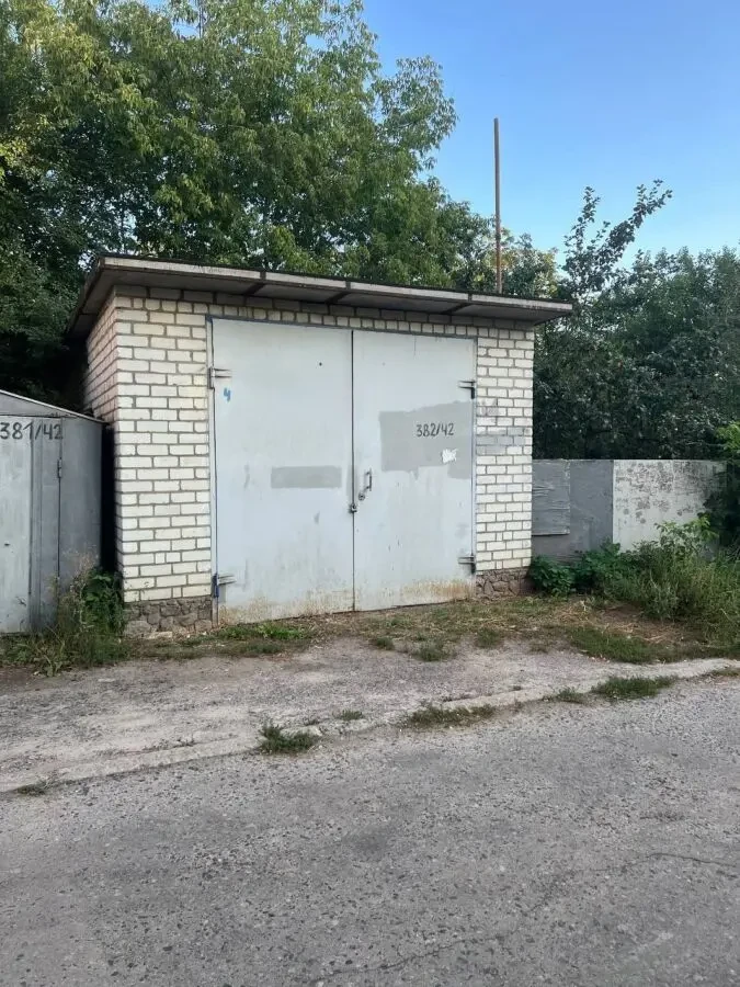 Сдам огромную двухкомнатную квартиру(+большо гараж) возле м. Х.Гора! 10