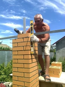 Каменщик-облицовочная кладка, природный камень-песчаник.