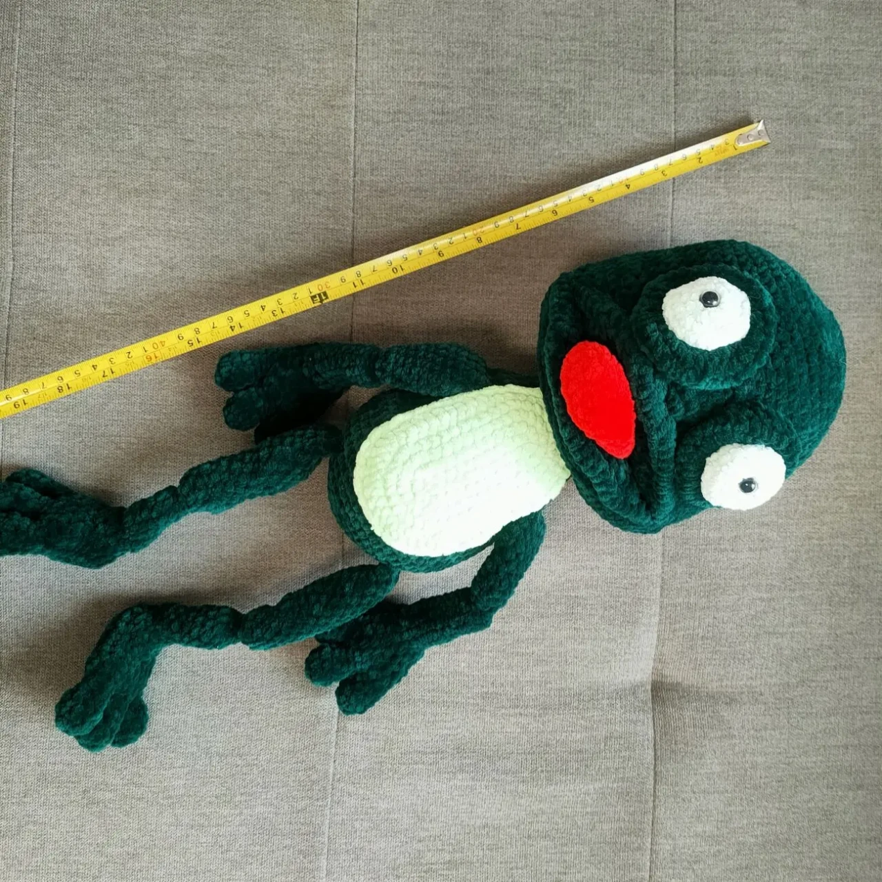 Жаба жабка з язичком зелена іграшка вязана гачком 2