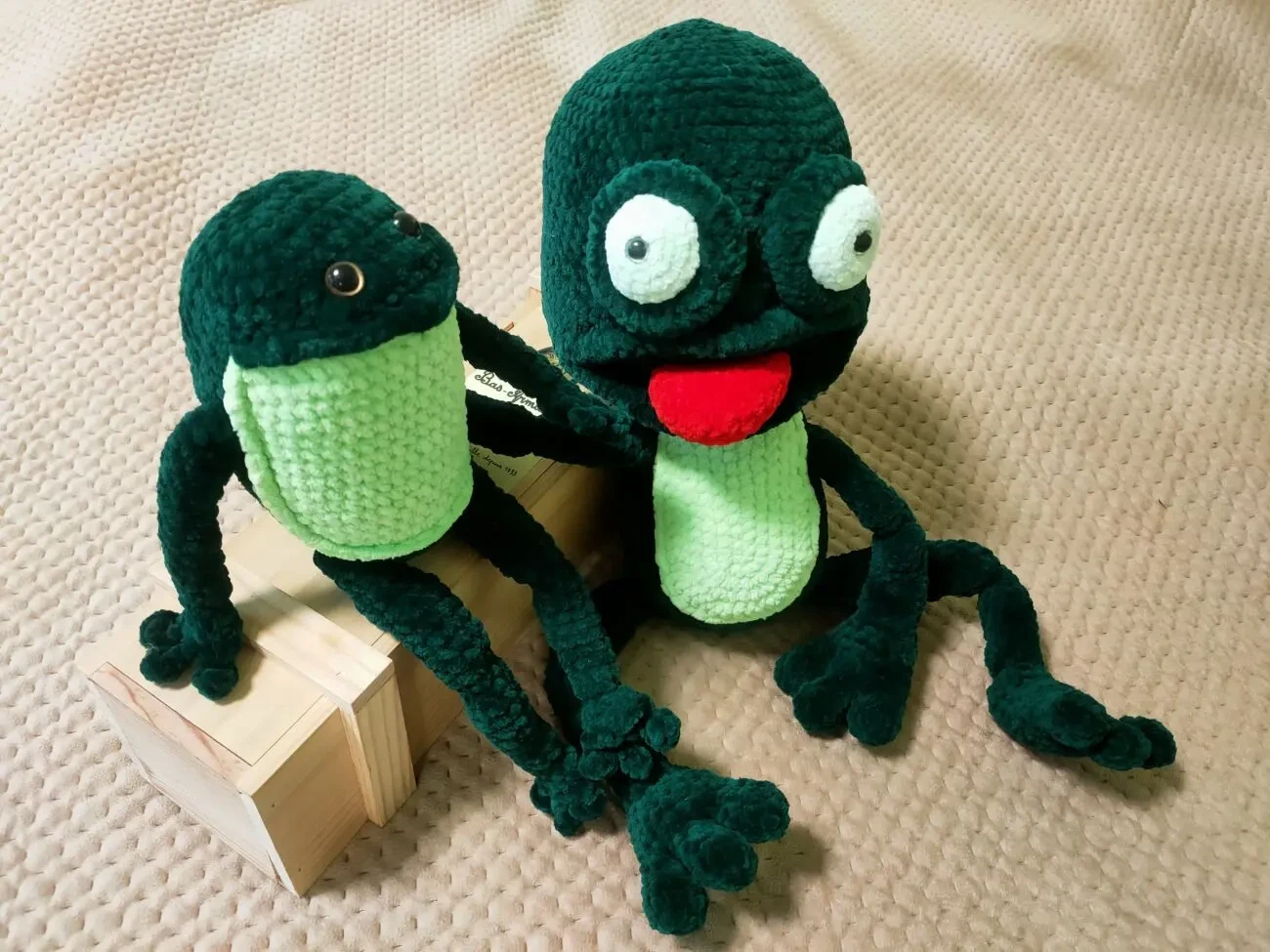 Жаба жабка з язичком зелена іграшка вязана гачком 6