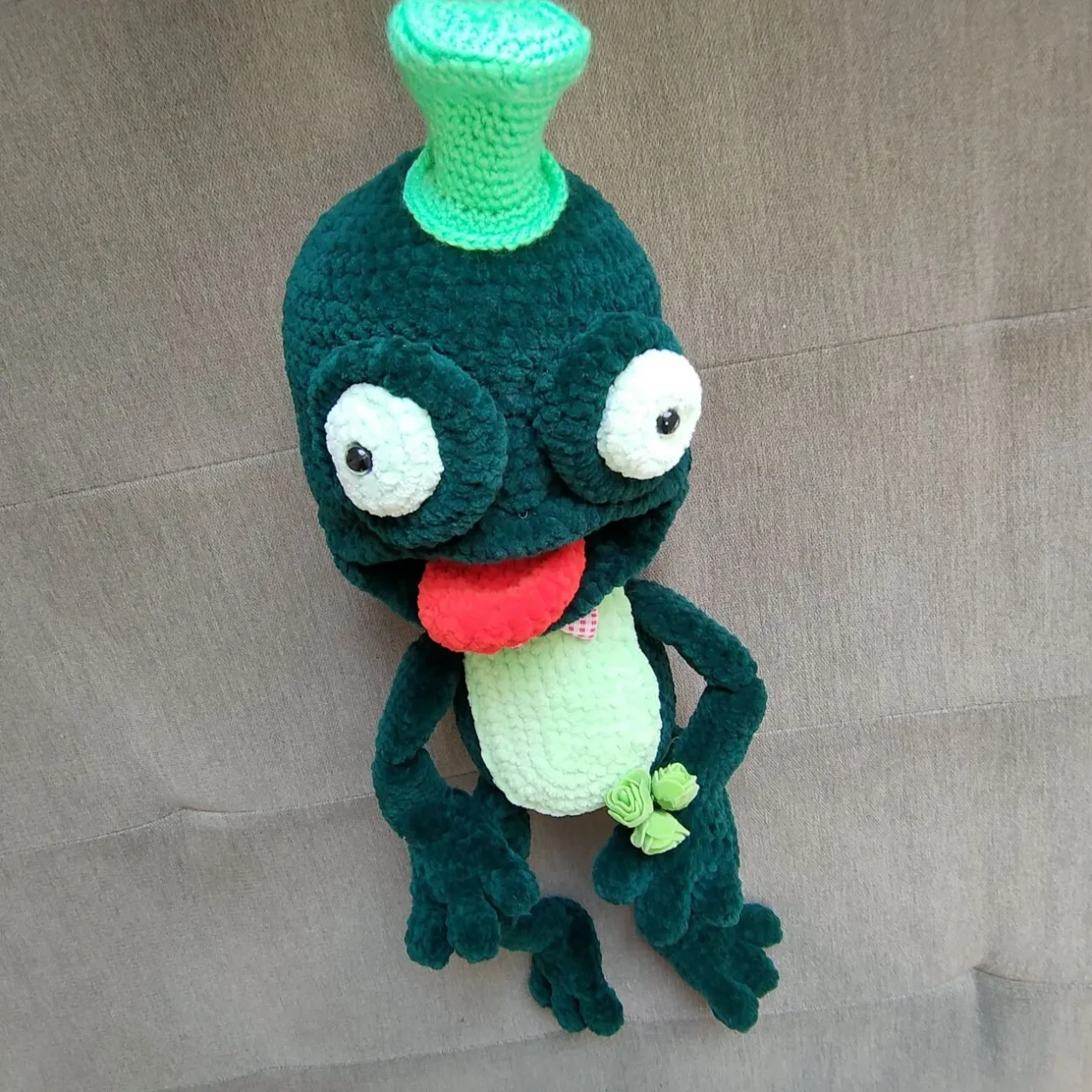 Жаба жабка з язичком зелена іграшка вязана гачком 3