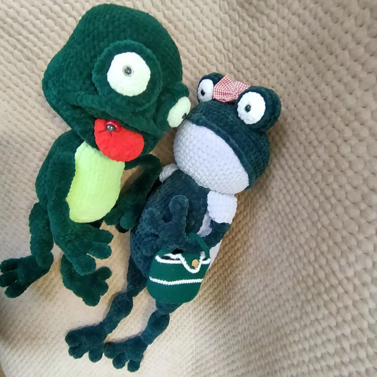 Жаба жабка з язичком зелена іграшка вязана гачком 5