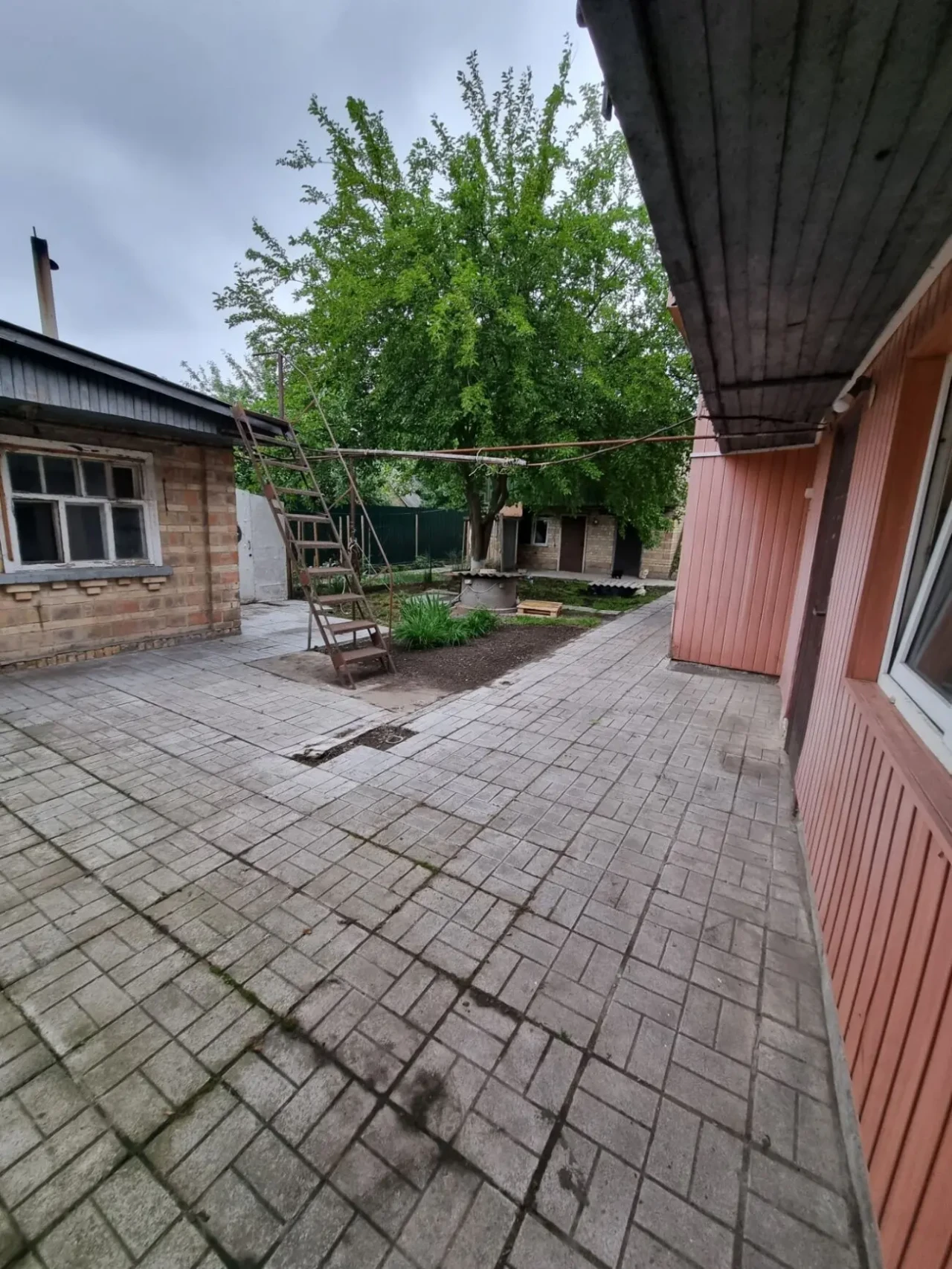 Продаю дом с хоз. пристройками и землю в с. Гатное, недалеко метро. 2