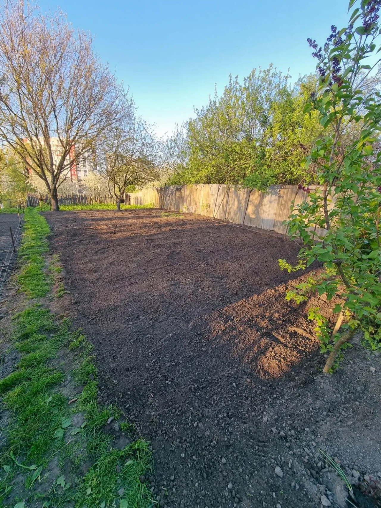 Продаю дом с хоз. пристройками и землю в с. Гатное, недалеко метро. 5