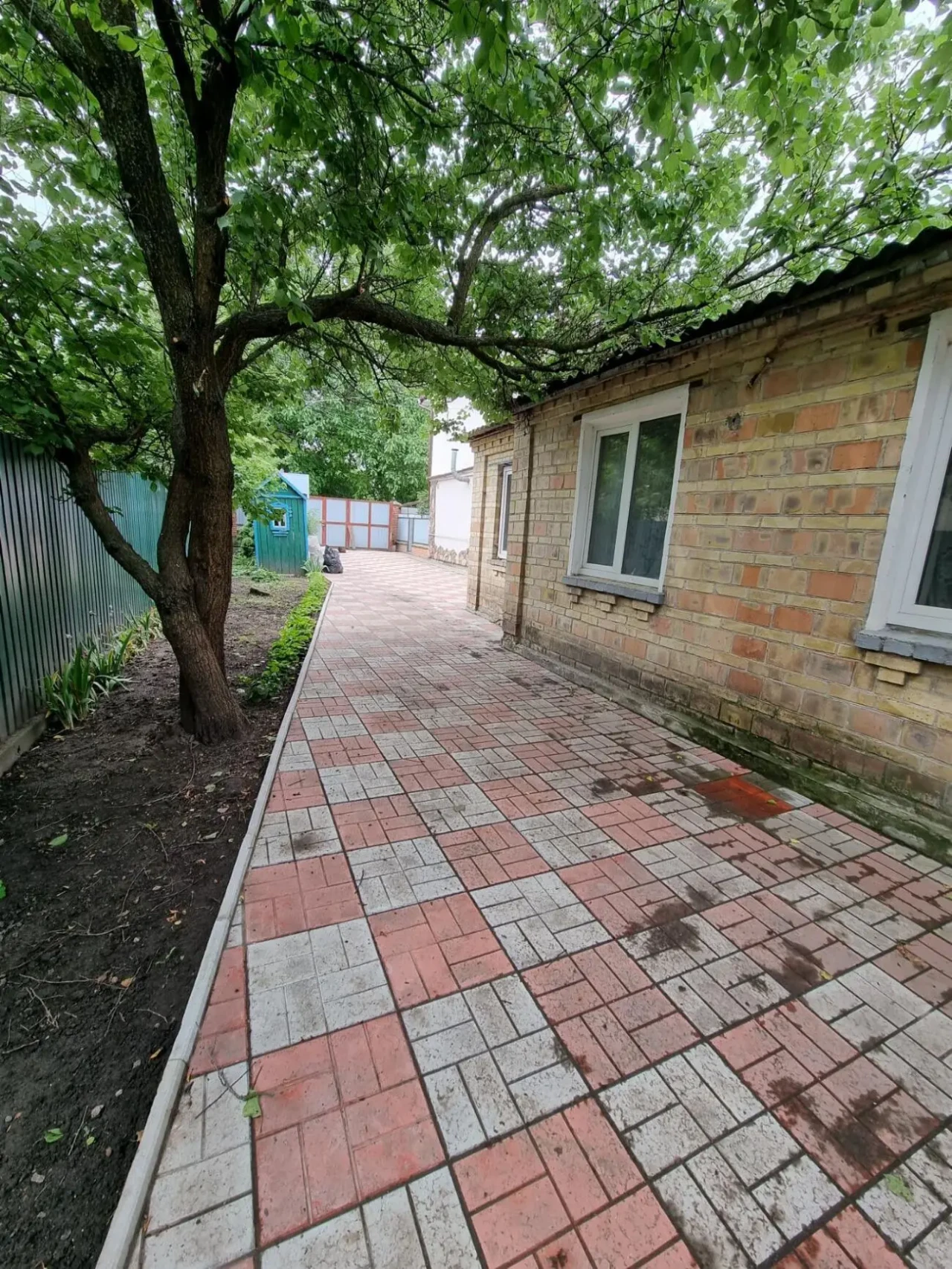 Продаю дом с хоз. пристройками и землю в с. Гатное, недалеко метро. 3