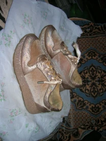 Кроссовки бежевые р.36 на платформе под золото