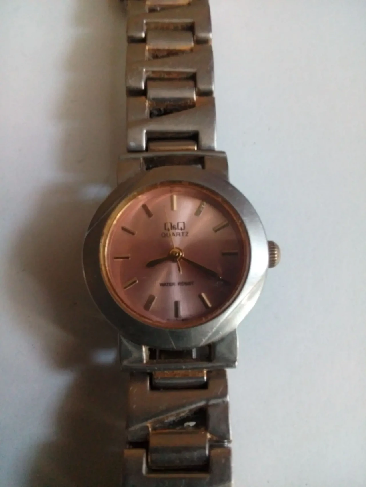 Наручные часы Q&amp;amp;q женские в хорошем состоянии .