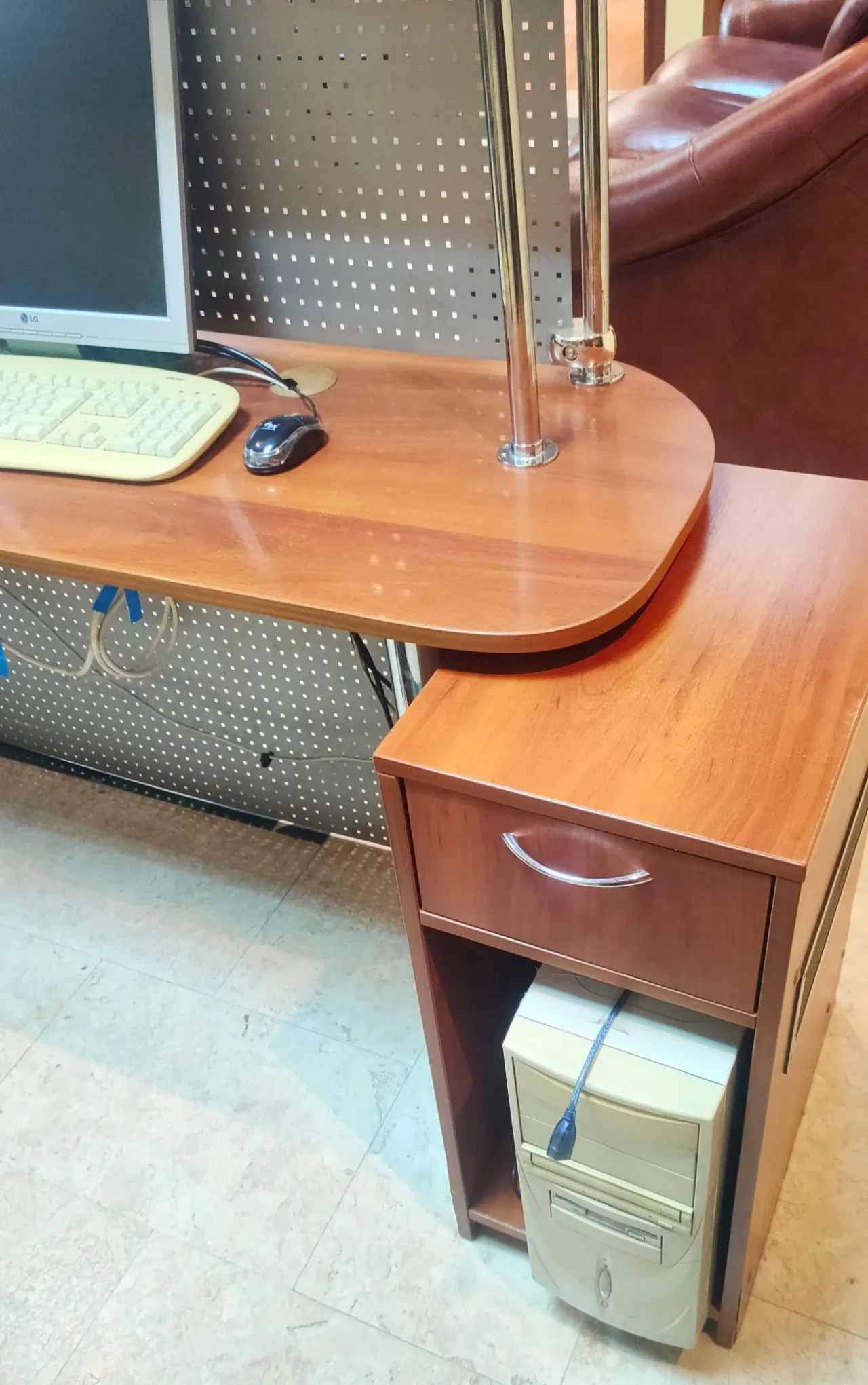 Стійка ресепшин з тумбами під компьютер 3