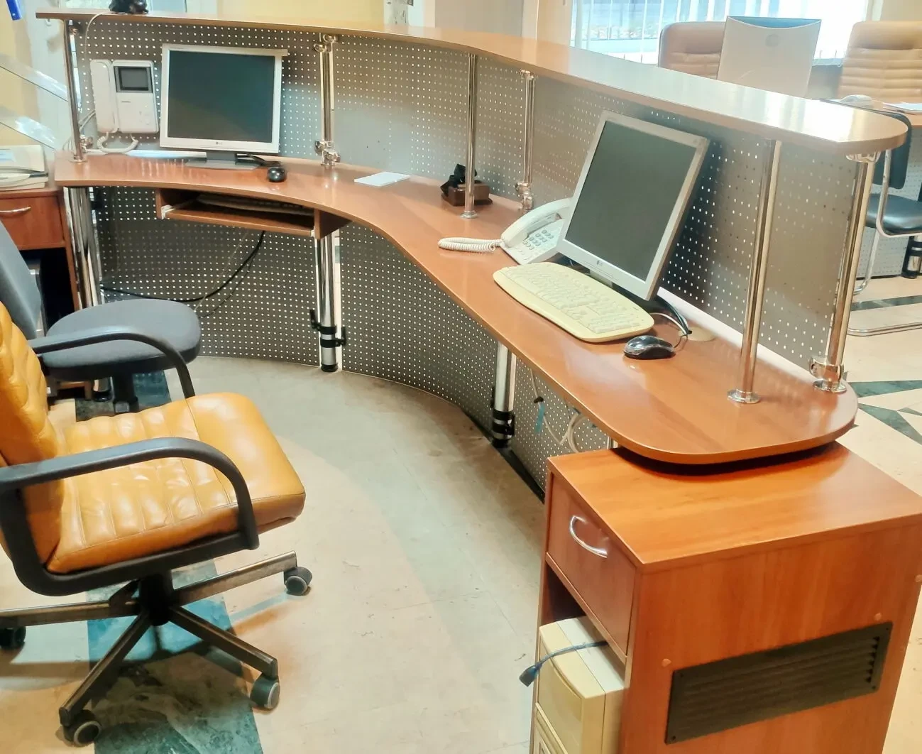 Стійка ресепшин з тумбами під компьютер 2