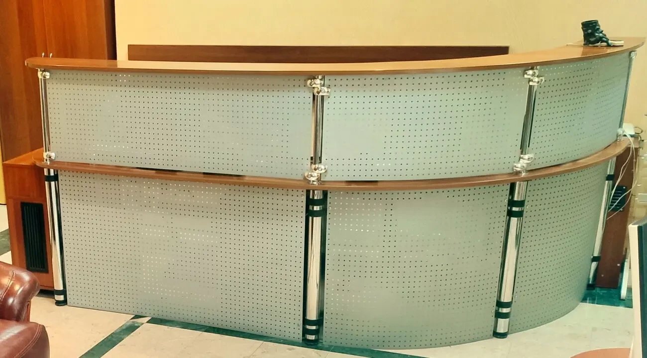 Стійка ресепшин з тумбами під компьютер