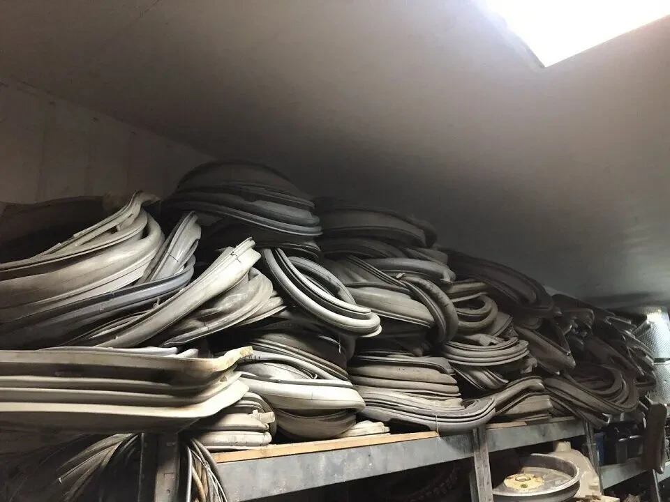 Продаємо нові та вживані запчастини до пральних машин